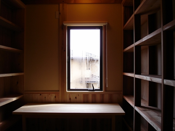 壁いっぱいの本棚がある書斎