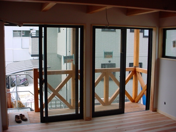 部屋の中から見えるベランダ
